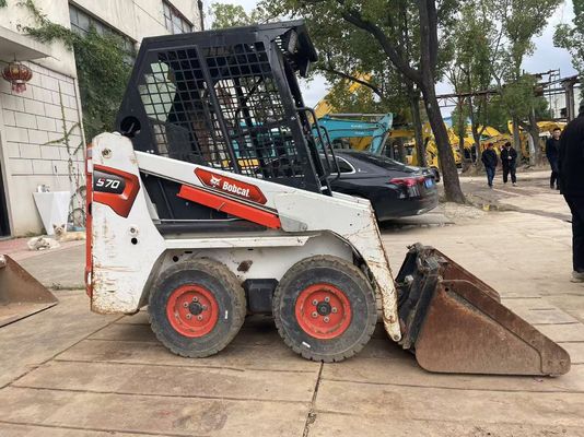สีเดิม ใช้ Bodcat S70 Skid Steer Loader ประสิทธิภาพเชื้อเพลิง การทํางานที่มั่นคง