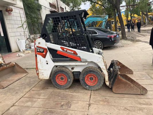 สีเดิม ใช้ Bodcat S70 Skid Steer Loader ประสิทธิภาพเชื้อเพลิง การทํางานที่มั่นคง