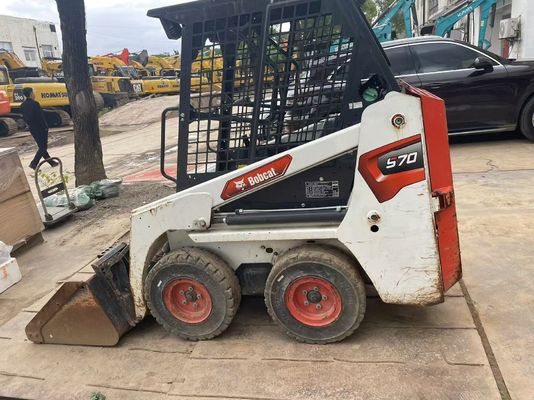 สีเดิม ใช้ Bodcat S70 Skid Steer Loader ประสิทธิภาพเชื้อเพลิง การทํางานที่มั่นคง