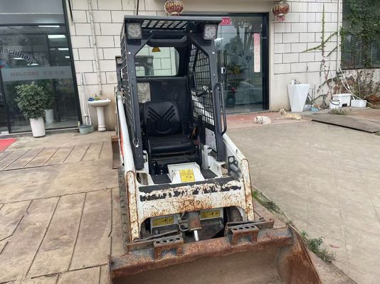 สีเดิม ใช้ Bodcat S70 Skid Steer Loader ประสิทธิภาพเชื้อเพลิง การทํางานที่มั่นคง