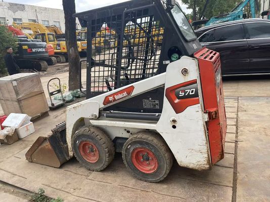 สีเดิม ใช้ Bodcat S70 Skid Steer Loader ประสิทธิภาพเชื้อเพลิง การทํางานที่มั่นคง