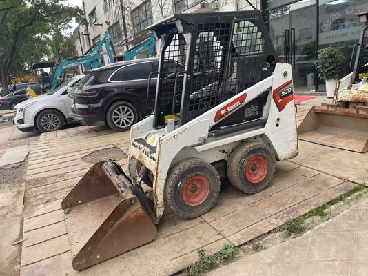 สีเดิม ใช้ Bodcat S70 Skid Steer Loader ประสิทธิภาพเชื้อเพลิง การทํางานที่มั่นคง